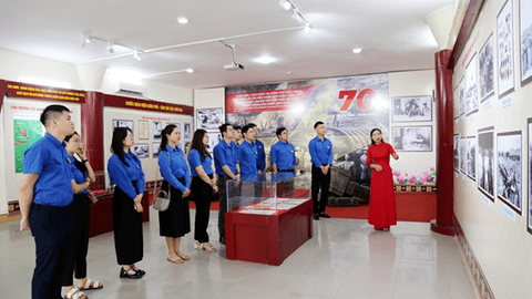 Chi đoàn Văn phòng UBND tỉnh tổ chức hoạt động giáo dục truyền thống cách mạng tại Bảo tàng tỉnh