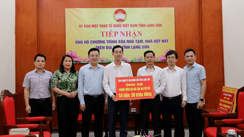 Văn phòng UBND tỉnh trao 30 triệu đồng ủng hộ Chương trình hỗ trợ xóa nhà tạm, nhà dột nát trên địa bàn tỉnh
