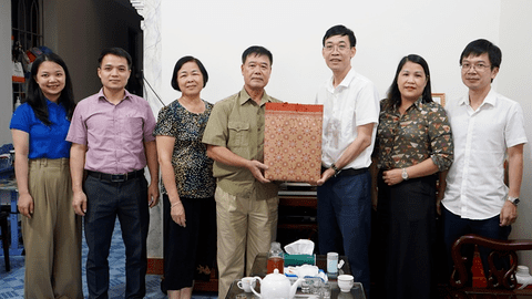 Lãnh đạo Văn phòng UBND tỉnh thăm, tặng quà các gia đình chính sách nhân kỷ niệm 78 năm ngày Thương binh - Liệt sĩ
