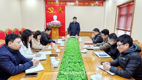 Đồng chí Vi Thiện Việt, Phó Chánh Văn phòng UBND tỉnh làm việc với Trung tâm Thông tin