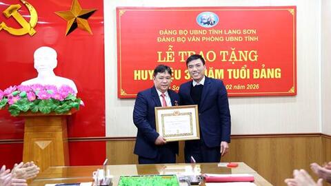 Đảng ủy Văn phòng UBND tỉnh tổ chức Lễ trao tặng Huy hiệu 30 năm tuổi Đảng