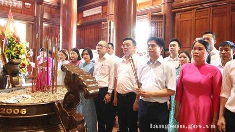 Đoàn công tác của Văn phòng UBND tỉnh dâng hương, dâng hoa tưởng niệm Chủ tịch Hồ Chí Minh nhân dịp kỷ niệm 136 năm Ngày sinh nhật Bác