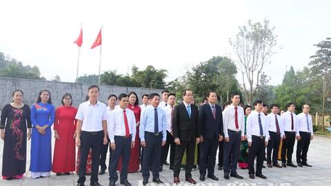 Đảng bộ Văn phòng UBND tỉnh dâng hương tại khu tưởng niệm đồng chí Hoàng Văn Thụ