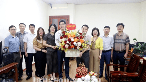 Lãnh đạo Văn phòng UBND tỉnh chúc mừng Cổng Thông tin điện tử tỉnh nhân ngày Báo chí cách mạng Việt Nam 21/6