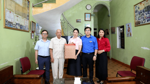Văn phòng UBND tỉnh thăm, tặng quà các gia đình chính sách nhân kỷ niệm 78 năm ngày Thương binh - Liệt sĩ