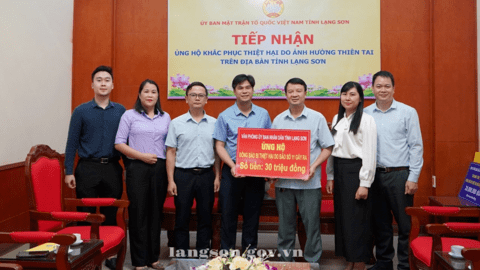 Văn phòng UBND tỉnh trao 30 triệu đồng ủng hộ khắc phục thiệt hại do bão số 11 (MATMO) gây ra
