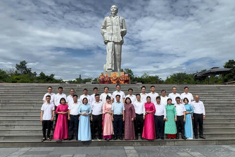 Đoàn công tác Văn phòng UBND tỉnh dâng hương tưởng niệm Chủ tịch Hồ Chí Minh tại khu di tích lịch sử Kim Liên tỉnh Nghệ An