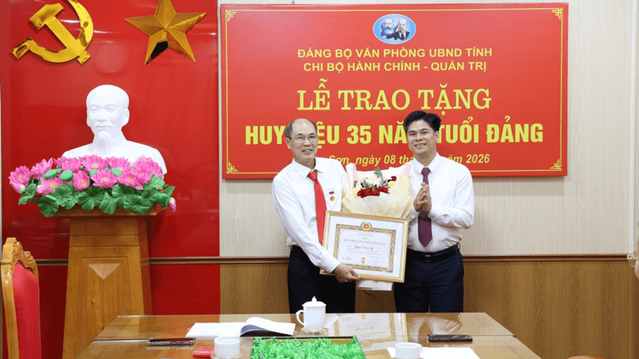 Lễ trao tặng Huy hiệu 35 năm tuổi Đảng
