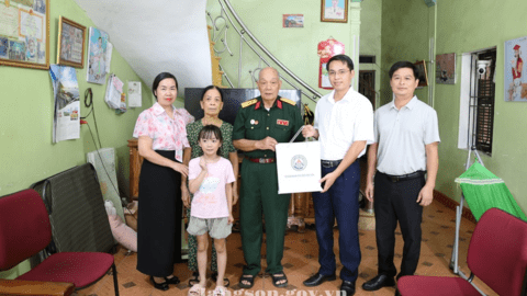 Lãnh đạo Văn phòng UBND tỉnh thăm, tặng quà các gia đình chính sách