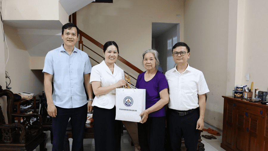 Văn phòng UBND tỉnh thăm, tặng quà các gia đình chính sách nhân kỷ niệm 79 năm ngày Thương binh - Liệt sĩ