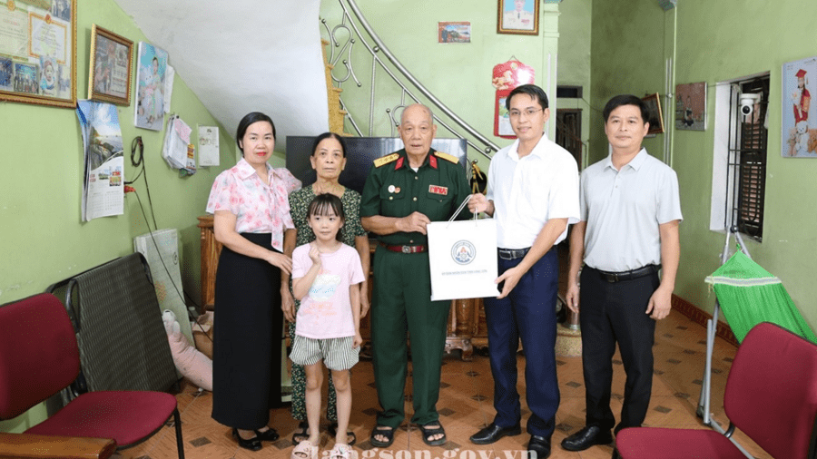 Lãnh đạo Văn phòng UBND tỉnh thăm, tặng quà các gia đình chính sách